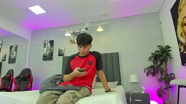 Snapshot of Raphael_Nyon chatting on March 3, 3:23 am Raphael Nyon online show from March 3, 3:23 am