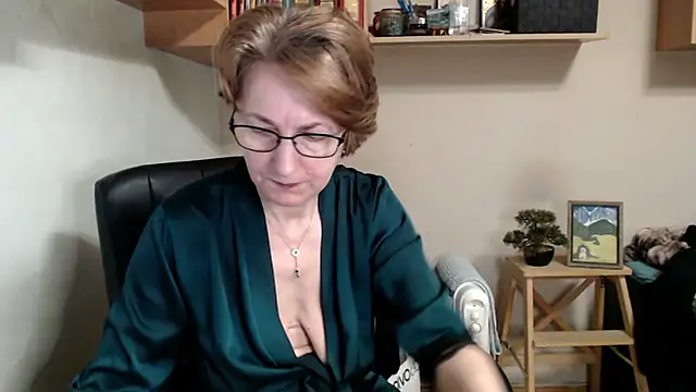 katemodel online show from April 1, 6:58 am