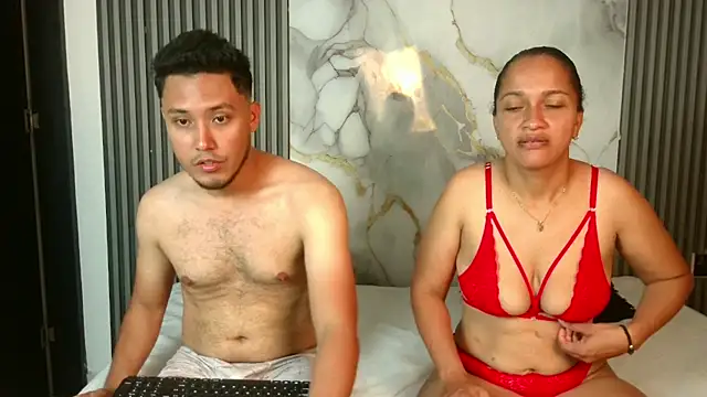 Snapshot of LunandCarlos chatting on February 20, 2:28 pm LunandCarlos online show from February 20, 2:28 pm