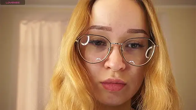 Snapshot of SallyDeniken chatting on February 2, 5:22 pm SallyDeniken online show from February 2, 5:22 pm