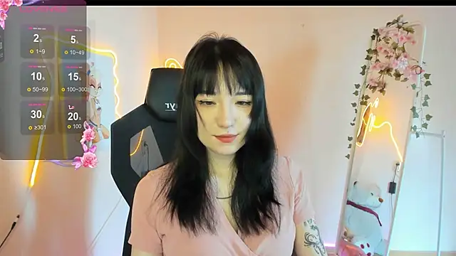 AliceeinWonderlanddd online show from April 11, 3:33 am