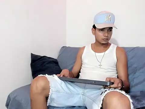 paulhot11 online show from April 18, 12:58 am