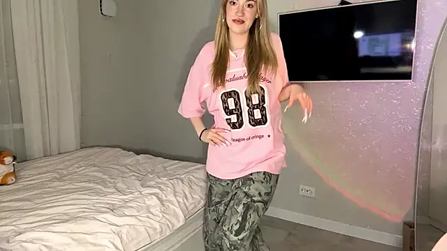 Snapshot of Between_Eeys chatting on February 1, 3:10 pm Between Eeys online show from February 1, 3:10 pm