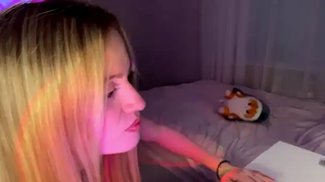 Snapshot of Between_Eeys chatting on March 2, 3:08 pm Between Eeys online show from March 2, 3:08 pm