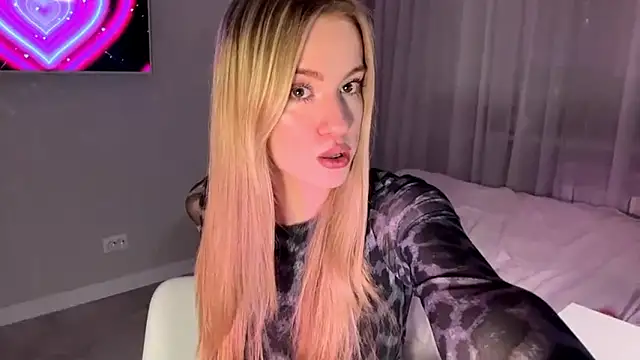 Snapshot of Between_Eeys chatting on March 4, 3:40 pm Between Eeys online show from March 4, 3:40 pm