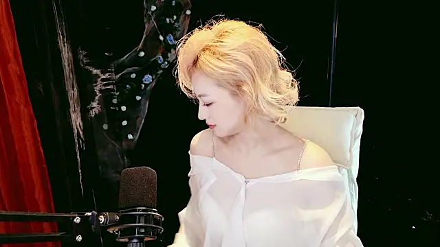 Snapshot of Lady-Mia777 chatting on February 8, 12:19 pm Lady-Mia777 online show from February 8, 12:19 pm