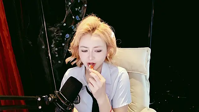 Snapshot of Lady-Mia777 chatting on February 11, 12:32 pm Lady-Mia777 online show from February 11, 12:32 pm