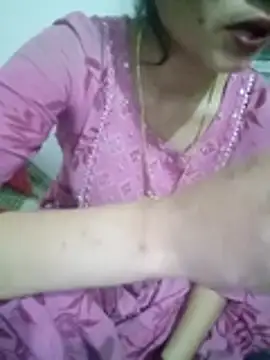 Snapshot of khushi_rawat chatting on February 7, 3:27 pm khushi rawat online show from February 7, 3:27 pm