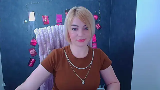 Snapshot of CuttieEmma chatting on June 20, 1:03 pm CuttieEmma online show from June 20, 1:03 pm
