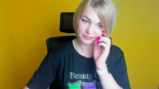 Snapshot of CuttieEmma chatting on July 1, 11:45 am CuttieEmma online show from July 1, 11:45 am