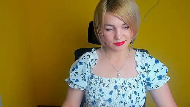 Snapshot of CuttieEmma chatting on July 11, 11:57 am CuttieEmma online show from July 11, 11:57 am