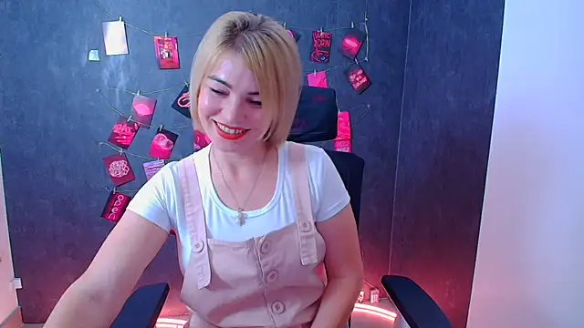 Snapshot of CuttieEmma chatting on July 31, 11:42 am CuttieEmma online show from July 31, 11:42 am