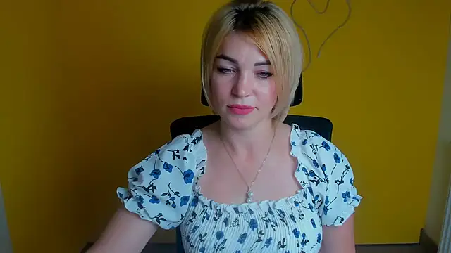 Snapshot of CuttieEmma chatting on August 3, 11:37 am CuttieEmma online show from August 3, 11:37 am