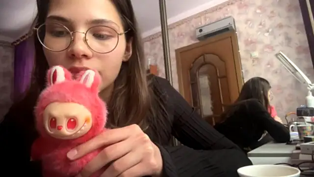 Snapshot of EdythRozier chatting on February 12, 12:11 pm EdythRozier online show from February 12, 12:11 pm