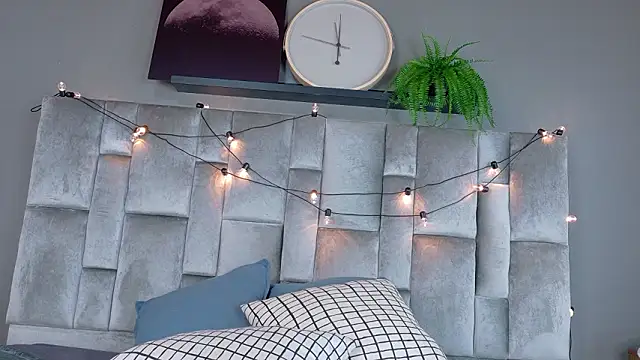 EmmaLou   online show from February 4, 4:07 am