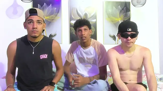 Snapshot of Red_Diamond_Guys chatting on February 12, 11:55 pm Red Diamond Guys online show from February 12, 11:55 pm