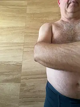 Snapshot of YachtCaptain10 chatting on April 12, 11:15 am YachtCaptain10 online show from April 12, 11:15 am