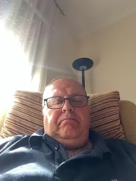 Snapshot of YachtCaptain10 chatting on April 15, 8:43 am YachtCaptain10 online show from April 15, 8:43 am