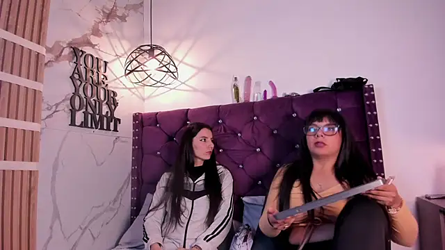 Valkiria-and-Dione online show from February 5, 7:18 pm