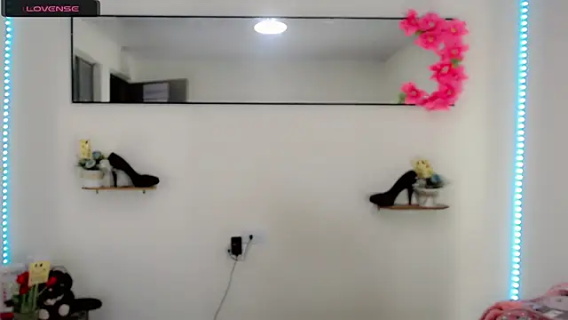 NathalialLooes online show from April 18, 5:22 am