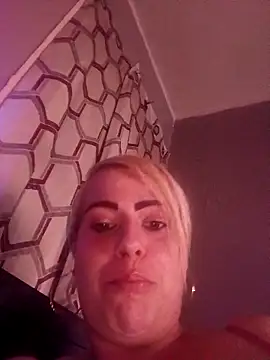 Snapshot of Shirley0810 chatting on April 15, 4:52 am Shirley0810 online show from April 15, 4:52 am