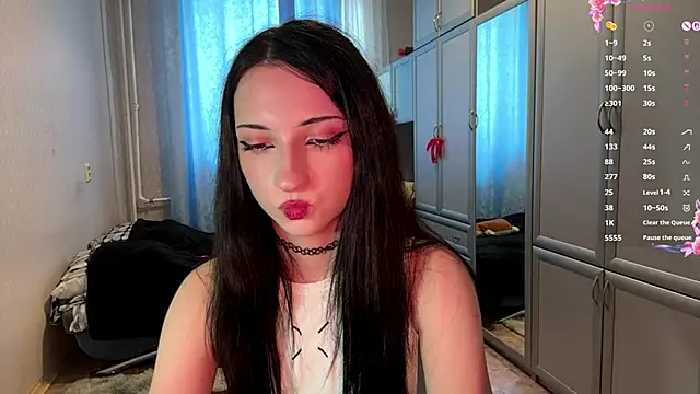 UrBabeLuna online show from March 19, 1:48 pm