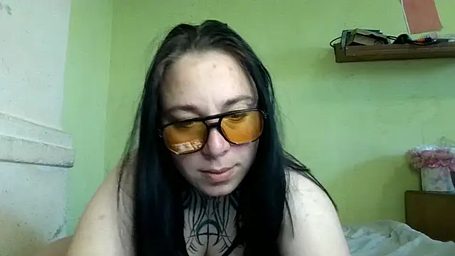 MillaSourety online show from May 4, 1:07 pm