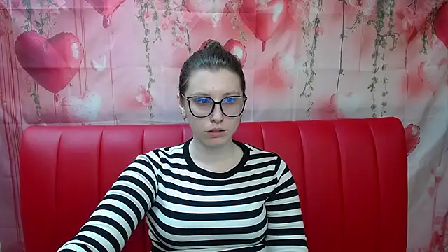 Snapshot of LilianaShine chatting on May 8, 5:02 am LilianaShine online show from May 8, 5:02 am