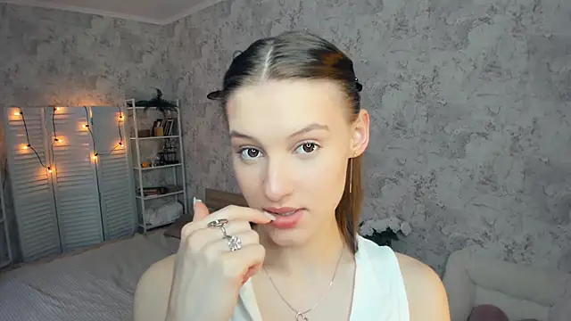 Snapshot of LianneBynon chatting on June 29, 8:31 am LianneBynon online show from June 29, 8:31 am