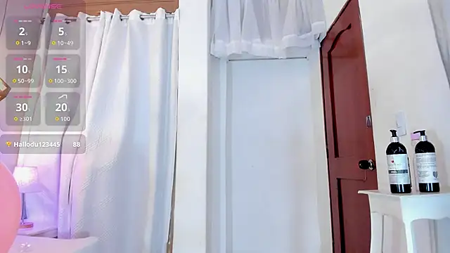 Snapshot of karlaa_megan chatting on March 4, 8:15 pm karlaa megan online show from March 4, 8:15 pm