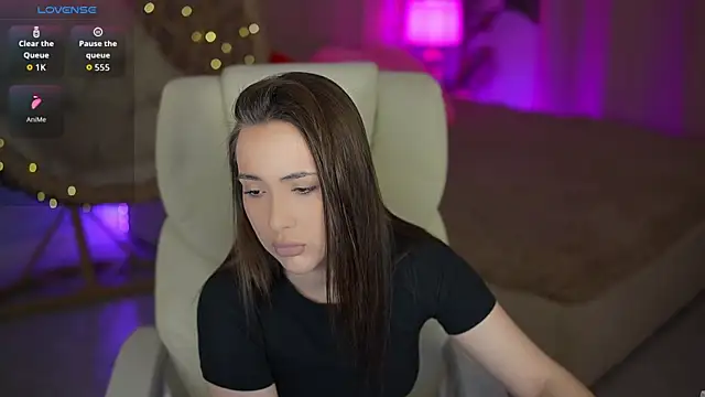 OliviaMoore  online show from March 12, 1:50 pm