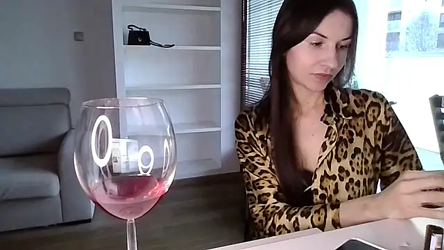 Snapshot of JuliaLovely chatting on March 28, 4:50 pm JuliaLovely online show from March 28, 4:50 pm