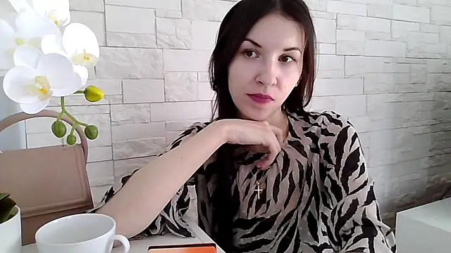Snapshot of JuliaLovely chatting on April 6, 1:45 pm JuliaLovely online show from April 6, 1:45 pm
