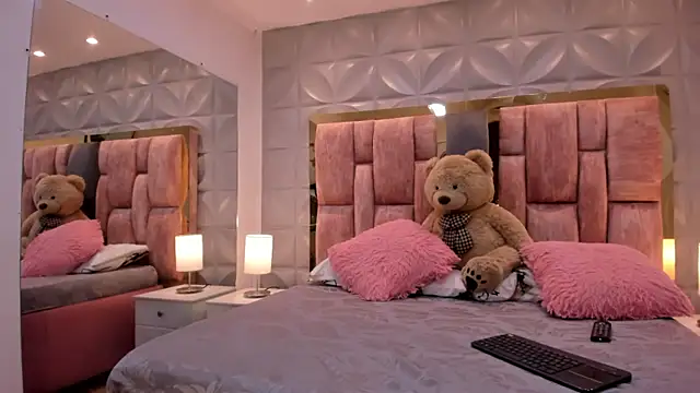 Paris Velvet online show from April 7, 11:48 pm