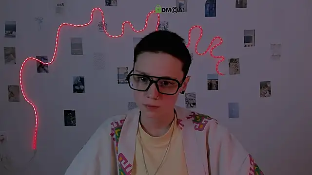 Snapshot of emi_fade chatting on February 5, 1:49 pm emi fade online show from February 5, 1:49 pm