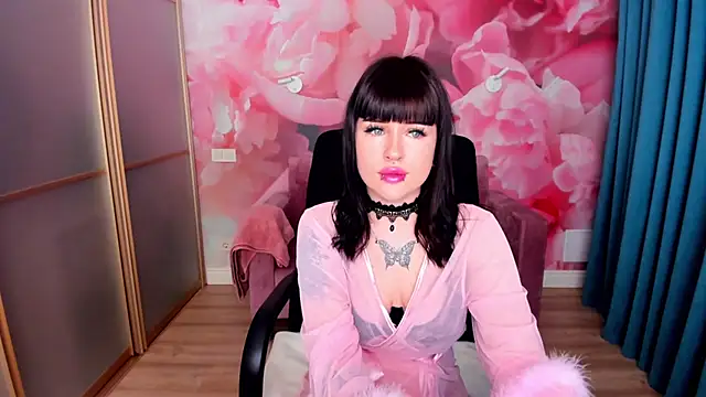 Snapshot of LuxSiren chatting on February 23, 1:47 am LuxSiren online show from February 23, 1:47 am