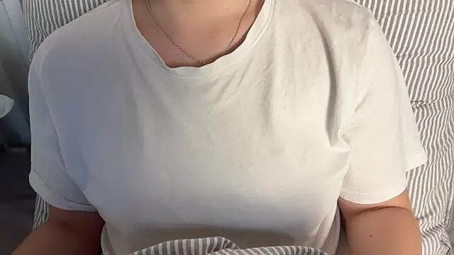 Snapshot of Lucyschickt chatting on June 19, 6:34 pm Lucyschickt online show from June 19, 6:34 pm