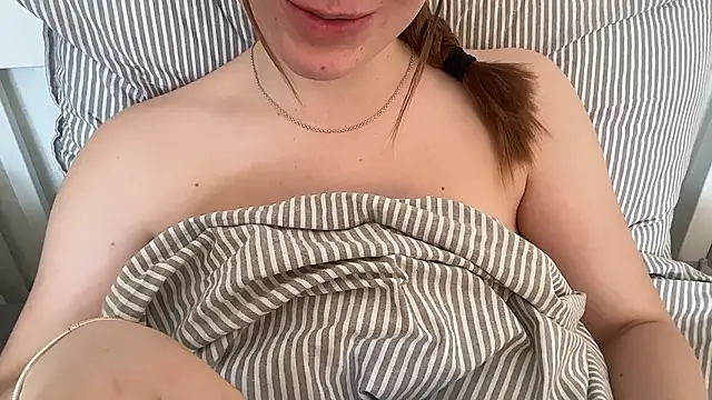 Snapshot of Lucyschickt chatting on June 20, 7:11 am Lucyschickt online show from June 20, 7:11 am