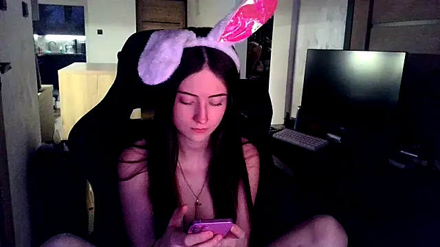 karlaluuvv online show from April 3, 5:55 pm