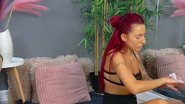 Snapshot of CrystalRedd chatting on June 17, 4:59 am CrystalRedd online show from June 17, 4:59 am