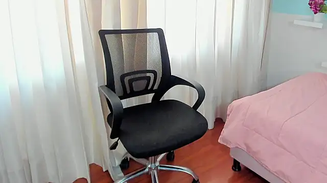 Snapshot of kendall_hernandez chatting on March 4, 2:01 pm kendall hernandez online show from March 4, 2:01 pm