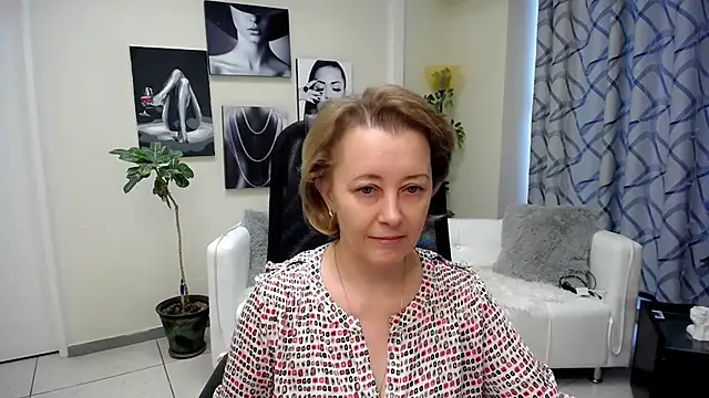 Snapshot of MONA_W chatting on February 8, 6:28 am MONA W online show from February 8, 6:28 am