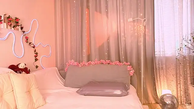 lusciousslily online show from April 10, 4:39 am