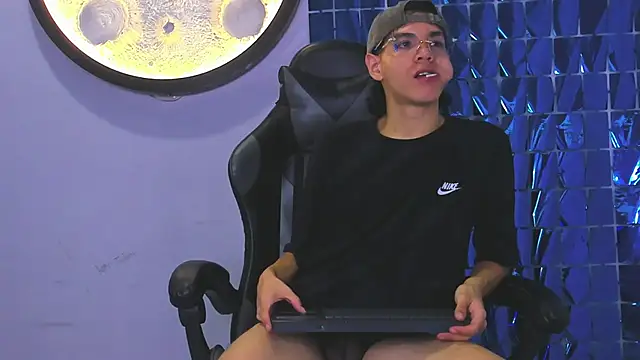 Snapshot of Bennet-Gray chatting on March 1, 4:25 am Bennet-Gray online show from March 1, 4:25 am