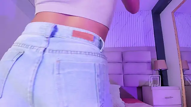 CarolineFyre online show from March 5, 1:40 pm