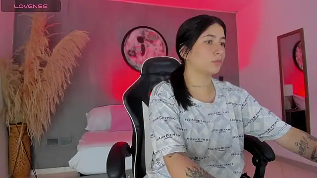 Snapshot of charlottee27_ chatting on June 19, 1:54 am charlottee27 online show from June 19, 1:54 am