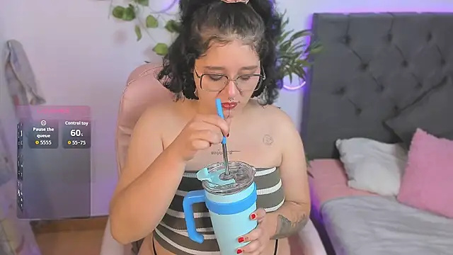 Snapshot of Sylvara_bx chatting on February 26, 12:48 pm Sylvara bx online show from February 26, 12:48 pm