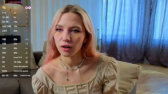 Snapshot of SimonaKaroly chatting on February 22, 9:52 am SimonaKaroly online show from February 22, 9:52 am