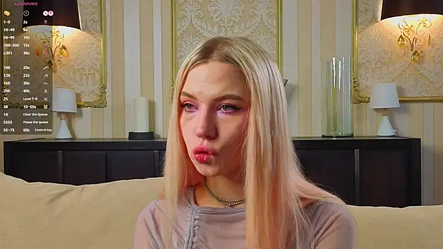 Snapshot of SimonaKaroly chatting on March 4, 8:09 am SimonaKaroly online show from March 4, 8:09 am