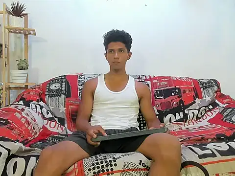 Snapshot of Yoel_hot2004 chatting on February 14, 7:43 pm Yoel hot2004 online show from February 14, 7:43 pm